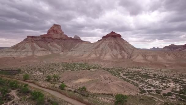 Redrock kliffen en buttes in de woestijn van Utah — Stockvideo