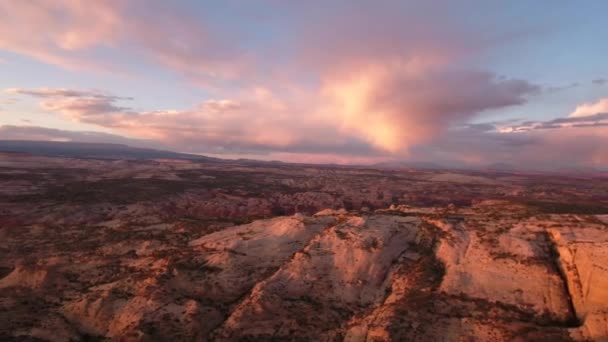 Scogliere e contrafforti nel deserto dello Utah — Video Stock