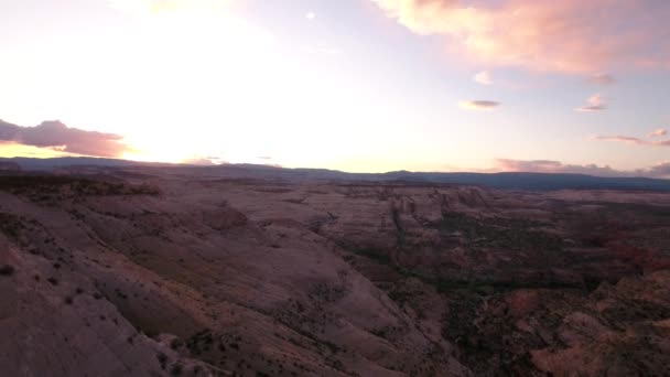 Cliff a rozlehlé pouště a západ slunce ve večerních hodinách — Stock video