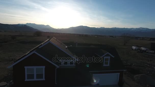 用太阳能的房子和树与日落山 — 图库视频影像