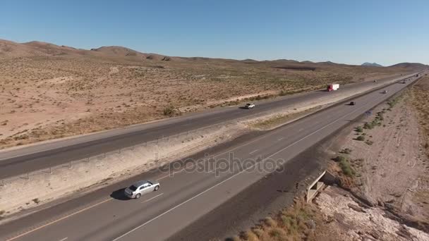 Αυτοκίνητα και φορτηγά ταξιδεύετε μέσω της ερήμου — Αρχείο Βίντεο