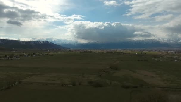 Montanhas nevadas e grandes nuvens — Vídeo de Stock