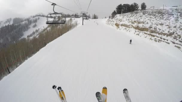 Ein Schuss Ski auf einem Skilift — Stockvideo