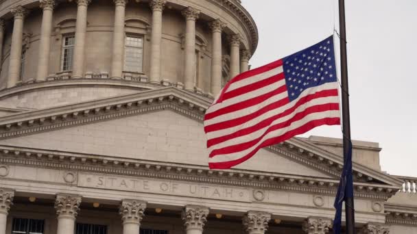 La bandera ondea a media asta en el edificio del Capitolio Estatal de Utah — Vídeo de stock