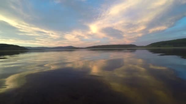 Zonsondergang op het prachtige meer — Stockvideo