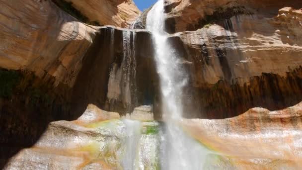 Lower Calf Creek falls in the dry desert — Stock Video