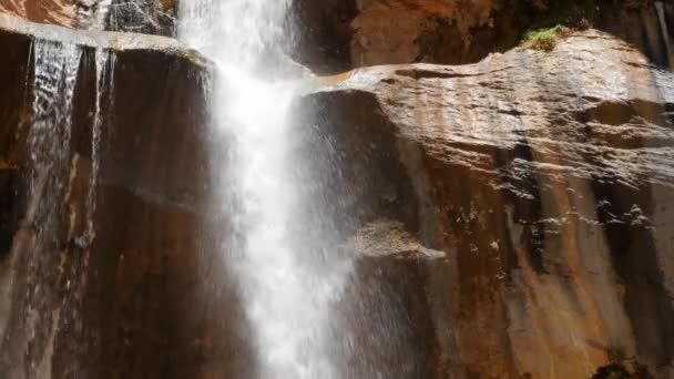 Lower Calf Creek falls in the dry desert — Stock Video