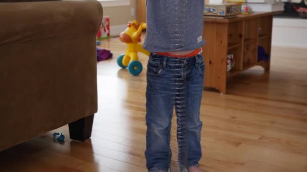 Niedliche kleine Junge spielt mit einem slinky — Stockvideo