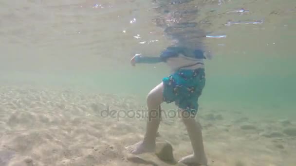 Schattige kleine jongen onderwater zwemmen — Stockvideo