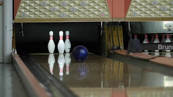 Bola batendo os pinos de boliche — Vídeo de Stock