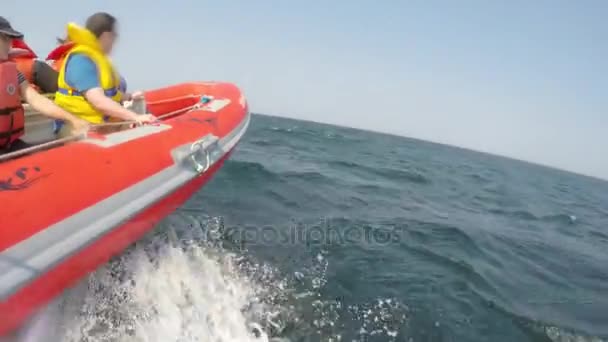 Een kleine boot met toeristen — Stockvideo