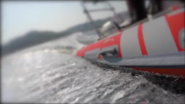 A small raft cruising across a rough ocean — Stock Video