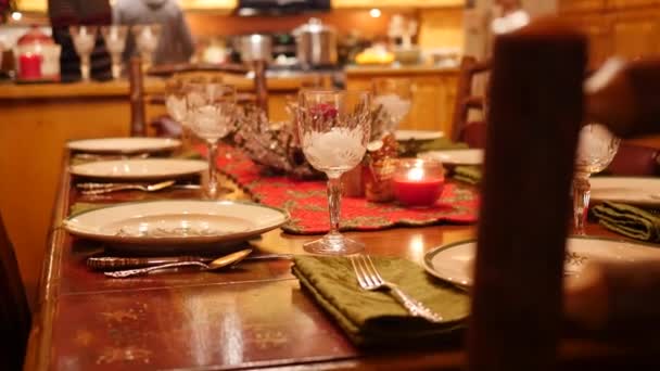 Um conjunto de mesa para um divertido jantar de Natal — Vídeo de Stock