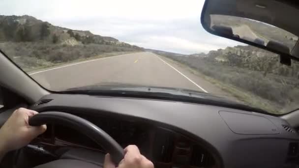 男子驾车穿越沙漠公路 — 图库视频影像