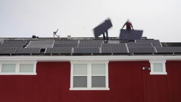 Bemanning van mannen installeren van zonnepanelen — Stockvideo