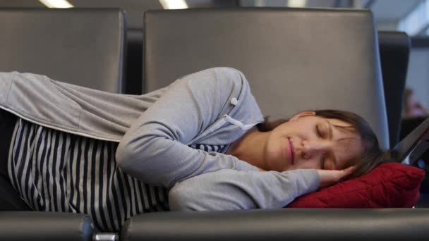 Μια κουρασμένη γυναίκα κοιμάται στο αεροδρόμιο — Αρχείο Βίντεο