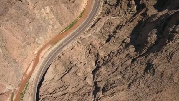 Auto's rijden in een woestijn canyon door rivier — Stockvideo