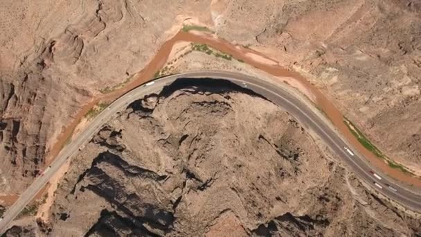 车行驶沙漠峡谷河边 — 图库视频影像