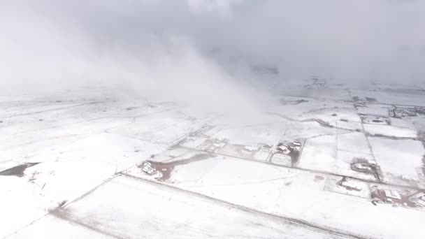 Casas y campos en invierno — Vídeo de stock