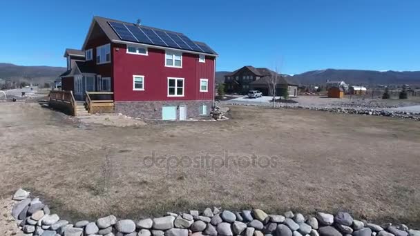 Paneles solares en el techo de la casa — Vídeo de stock