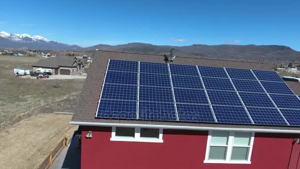 Paneles solares en el techo de la casa — Vídeo de stock