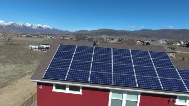Солнечные панели на крыше дома — стоковое видео
