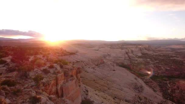 Mujer y desierto puesta de sol paisaje — Vídeos de Stock