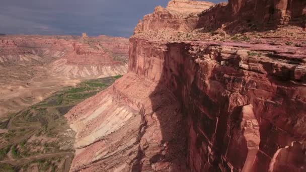 Desert buttes and high cliffs — Stock Video