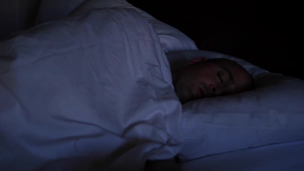 Un homme exhasuté endormi dans le lit — Video