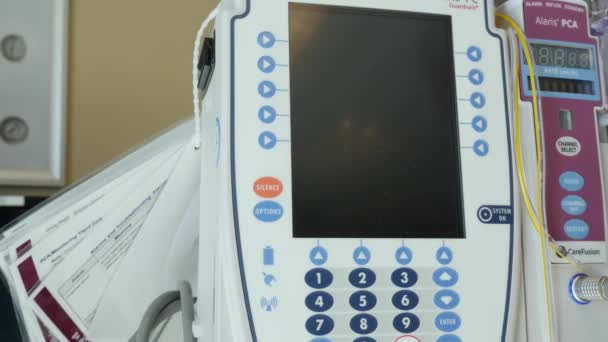 Una máquina de goteo intravenoso en un hospital — Vídeo de stock