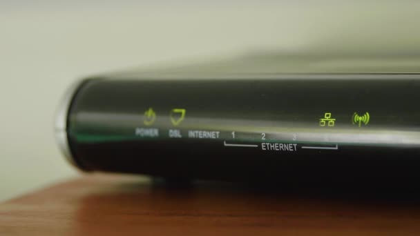 Un router de Internet en un estante — Vídeo de stock