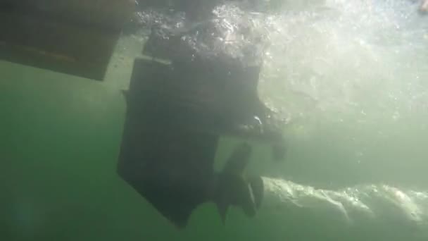 Motor und Propeller auf einem Boot auf einem See — Stockvideo