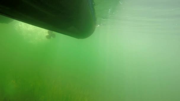 Barco de pontão no lago — Vídeo de Stock