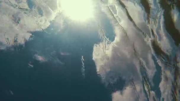 Поверхня води і відображення з хмарами — стокове відео