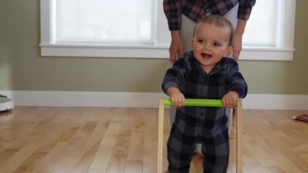 Baby lernt mit Spielzeug laufen — Stockvideo