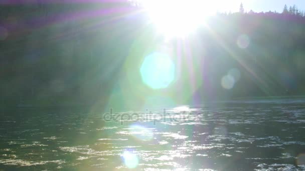 Hermoso lago de montaña — Vídeos de Stock