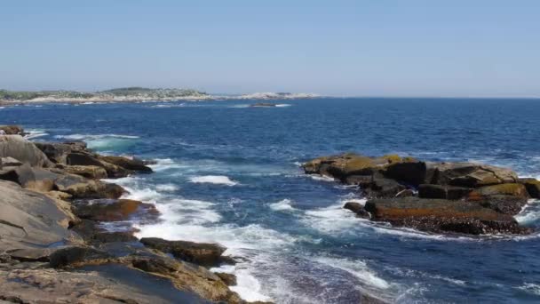 Acqua agitata su una costa rocciosa dell'oceano — Video Stock