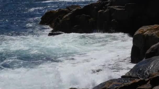 Água do oceano áspera no litoral de granito — Vídeo de Stock