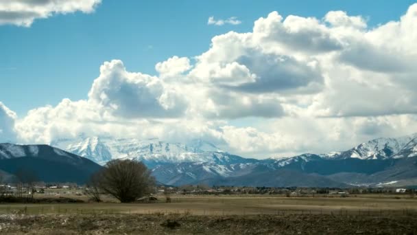 Снежные горы и большие облака — стоковое видео