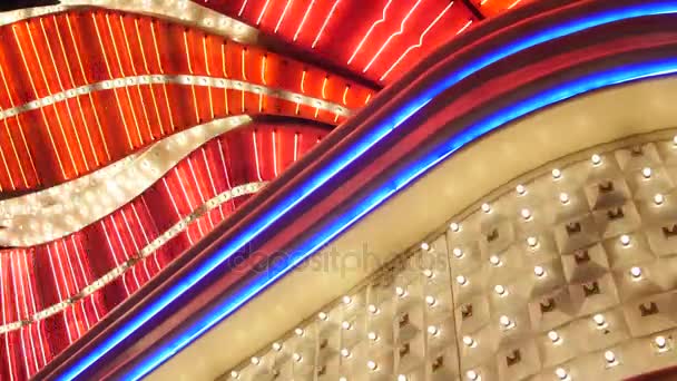 Luces brillantes parpadean fuera de un casino de Las Vegas — Vídeo de stock