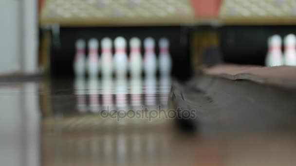 People playing a game of bowling — Stock Video