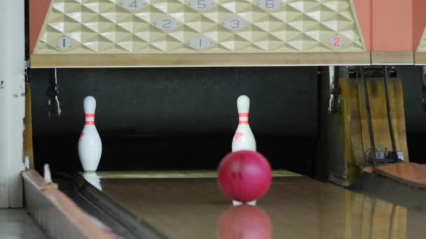 Mensen spelen van een partijtje bowling — Stockvideo