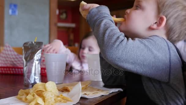 Família comer no restaurante — Vídeo de Stock