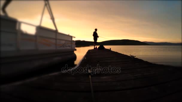 Una persona che pesca su un bellissimo lago di montagna — Video Stock