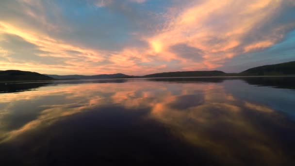 在一个美丽的高山湖泊钓鱼人 — 图库视频影像