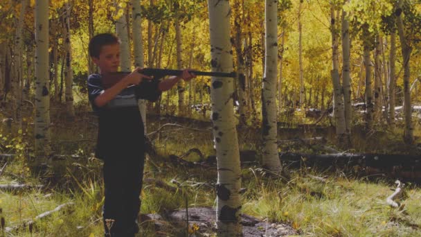 Chico disparando su pistola bb mientras acampa — Vídeos de Stock