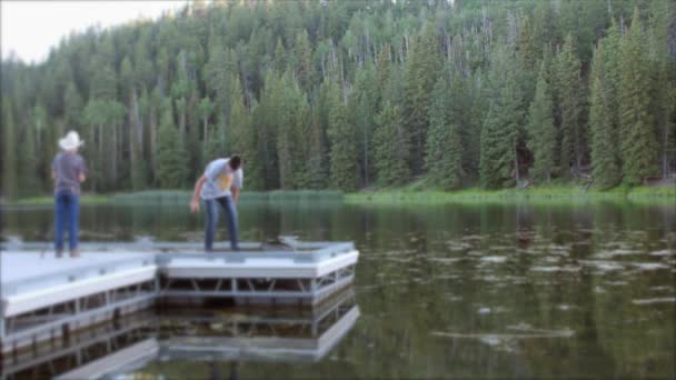 在美丽的山顶湖钓鱼的人 — 图库视频影像
