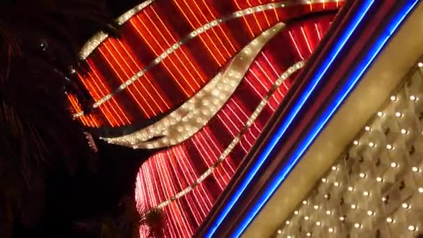 Luces brillantes parpadean fuera de un casino de Las Vegas — Vídeo de stock