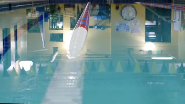 Klid pruhy v zapuštěný bazén — Stock video