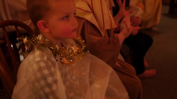 Kinder bei einer Weihnachtsfeier im Krippenkostüm — Stockvideo
